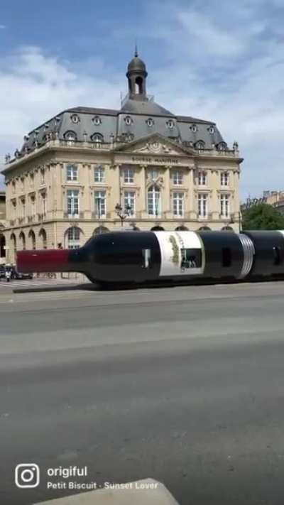 L'artiste Ian Pagdham met le tram de Bordeaux bouteille. Le trucage est tellement r&eacute;ussi que le r&eacute;seau de transport de Bordeaux a &eacute;t&eacute; oblig&eacute; de faire un d&eacute;menti sur Twitter.