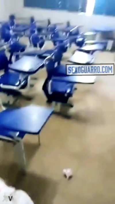 colegiala mamando...el v&iacute;deo completo est&aacute; en el link azul que aparece en el v&iacute;deo