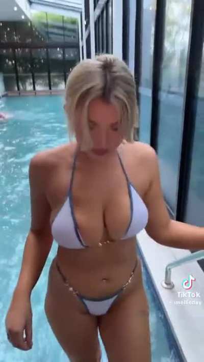 @imellieday Aussie babes