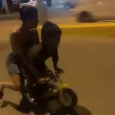 Un enano de memo escapando 😮😮