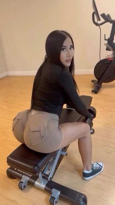 Big Ass Asian 🤤🍑 and she has a hot Doll face 👀