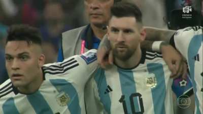Messi reaction to Montiel&rsquo;s penalty.