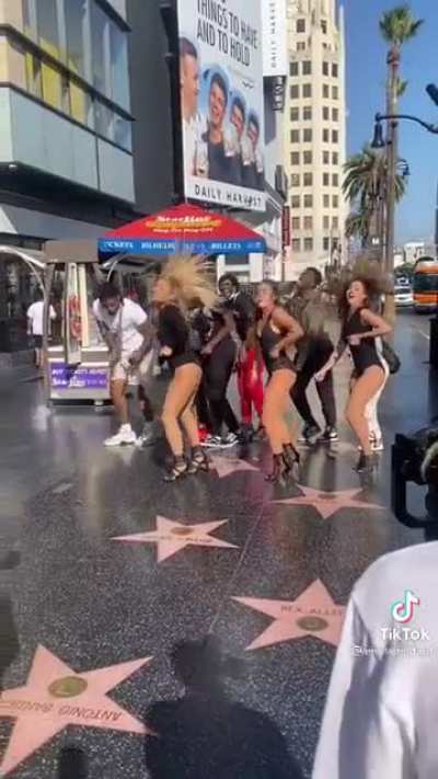 🎶 All the single ladies 🎶
