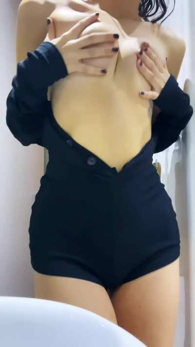If you like barely legal sluts follow my friend u/amy-may04 she just turned 18 !