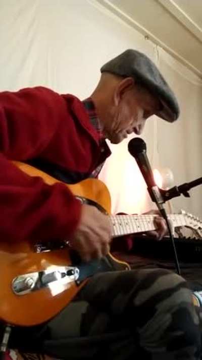 The old man and his guitar