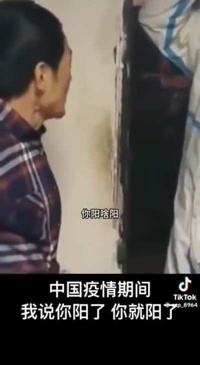 经典回顾之疫情期间，一名白卫兵怒斥居民：&ldquo;我说你阳了，你就阳了&rdquo;。