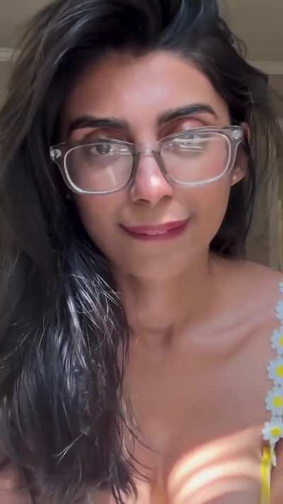 Aqsa : Can't keep myself away from this thot🤤🍼😼🥵