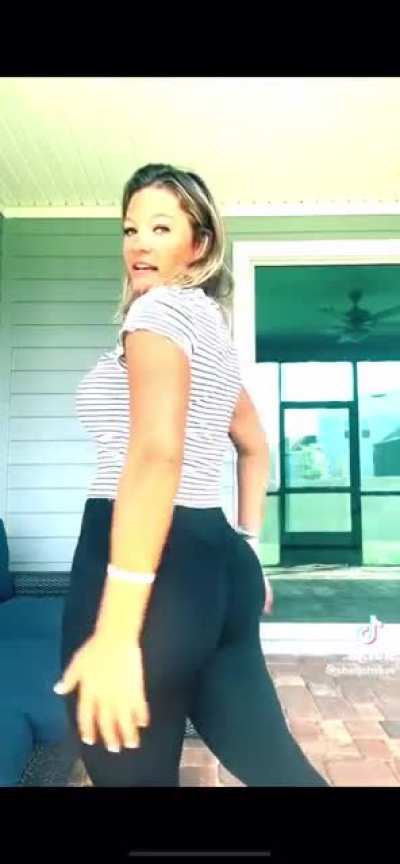 Wish i could pick her up and fuck the shit out of her and smack her ass while i&rsquo;m doing it🤷&zwj;♀️
