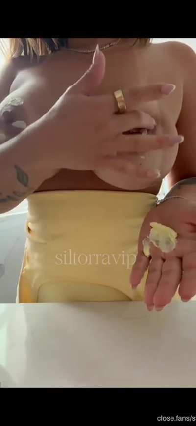 Sil Torra se preparando pra dormir… Conteúdos na descrição