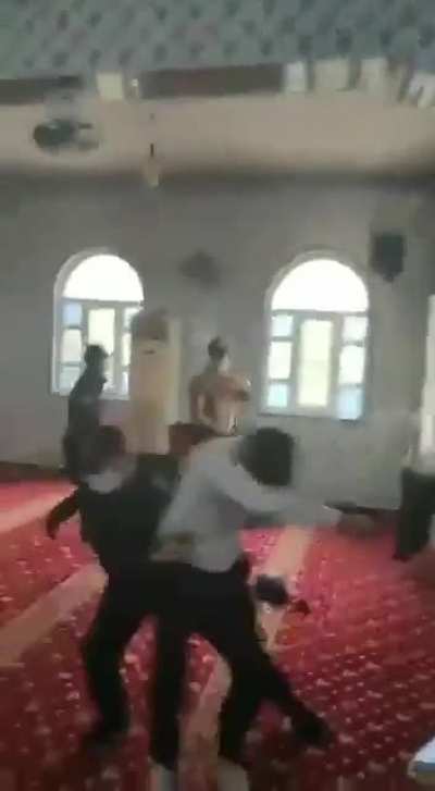 Gaziantep&rsquo;te covid 19 nedeniyle kapalı olması gereken camilerde ibadet yapıldığı i&ccedil;in camiye polis m&uuml;dahalesi yapılmış. Galaksinin koruyucuları maşallah sinek ilacı gibi sıkıyor biber gazını 😂 şu olay CHP&rsquo;li bir belediyede yaşansa akpli dayılar 100 yıl an