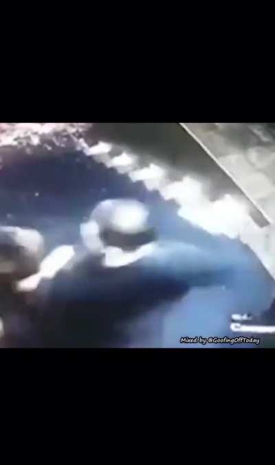 This is why you don&rsquo;t bring a knife to a fist fight👊🏻