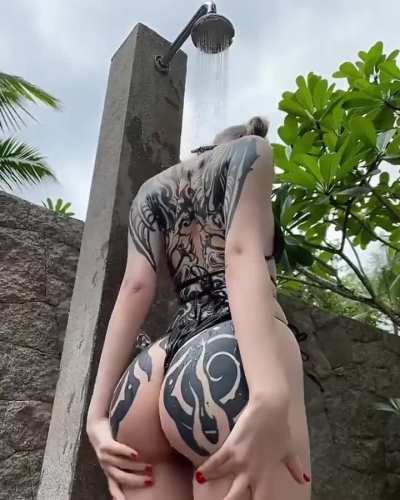 &bull; Tattoo artwork &copy; Nos Tattoos, model &copy; Baby Hloe.