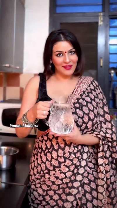 This dudharu rand yamini pretends to be a creator but only thing this bitch can do is make our cocks hard for her huge udders. Total cockteasing rand