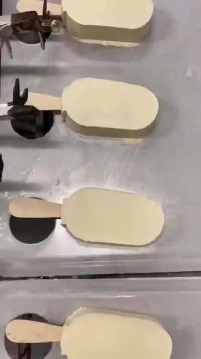 How do they make Magnum ice cream? 