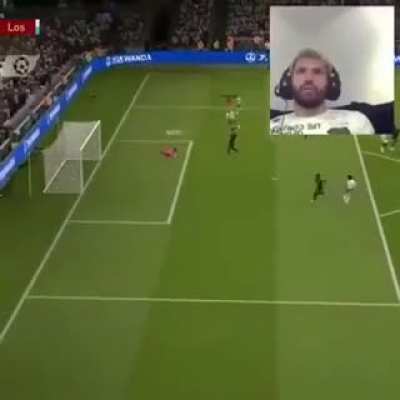 Sergio Ag&uuml;ero missing a goal with himself