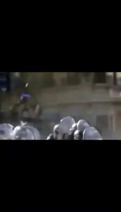 los violentos tiran piedras, nosotros llevamos amor y cariño!!!