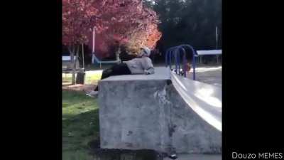 o cara t&aacute; andando de patinete?