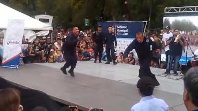 Los polic&iacute;as en M&eacute;xico son buenos para bailar pero no para hacer su trabajo.