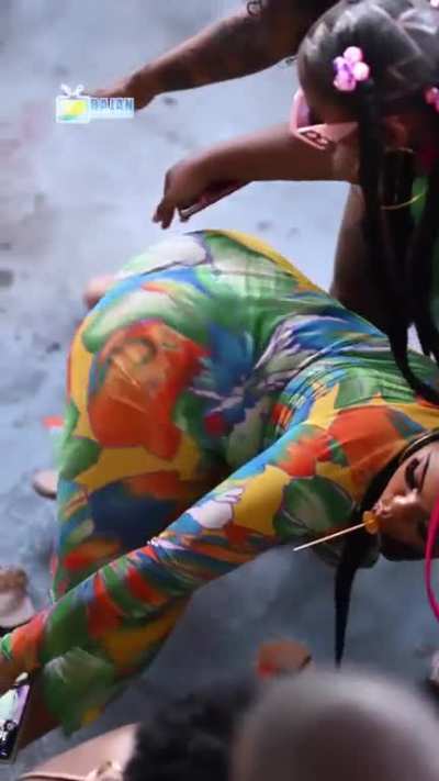Tight dress and big bam bam (🎥:@bajantube)