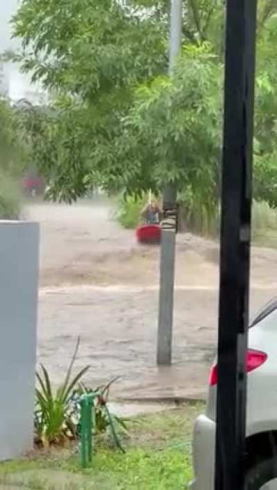 Hermoso como llueve en Córdoba que la gente sale a trabajar en canoa