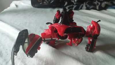Stinger Studio Series, um bom personagem num filme confuso (Transformers A Era da Extin&ccedil;&atilde;o)