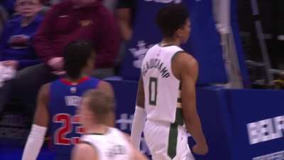 [Highlight] Marjon Beauchamp SLAMS it on the fastbreak and the Bucks gathers to watch the replay and are amazed!