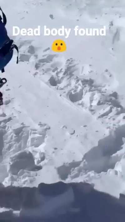 Women scream after seeing sliding dead bodies while mountaineering.