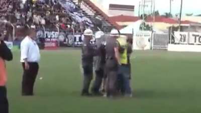 S&oacute; que a treta n&atilde;o parou por a&iacute;! Ao deixar o campo ap&oacute;s levar o vermelho, o mascote do Uni&atilde;o Barbarense foi agredido por um dirigente do Araraquara, e a pol&iacute;cia teve que entrar em a&ccedil;&atilde;o!