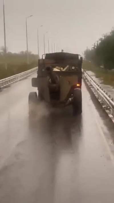 Rușii &icirc;ncă mai utilizează pe front obuziere D-1 de 152 mm model 1943