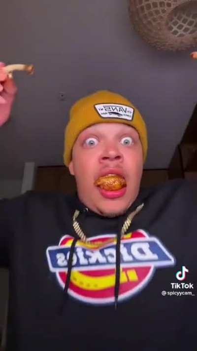 Have y&rsquo;all ever tried to eat wings like this?