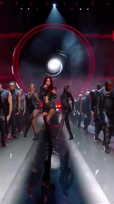 Dua Lipa 🇬🇧 The headliner of the 2024 Glastonbury, the biggest music festival in England