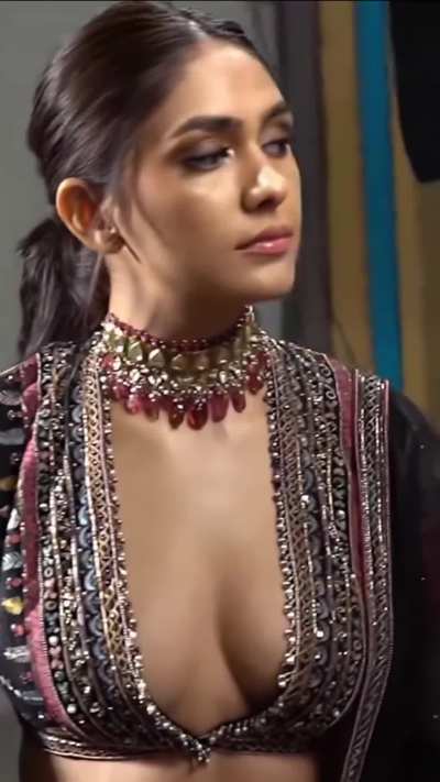 Mrunal Thakur deep cleavage and big shining boobs
