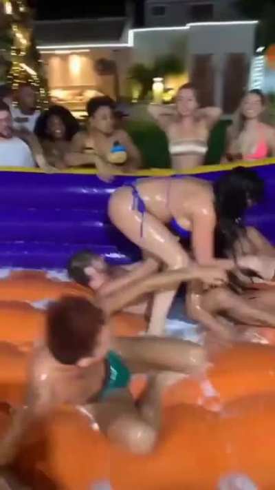 Ela est&aacute; oprimindo ele, o pobre coitado ficou constrangido 😭👌