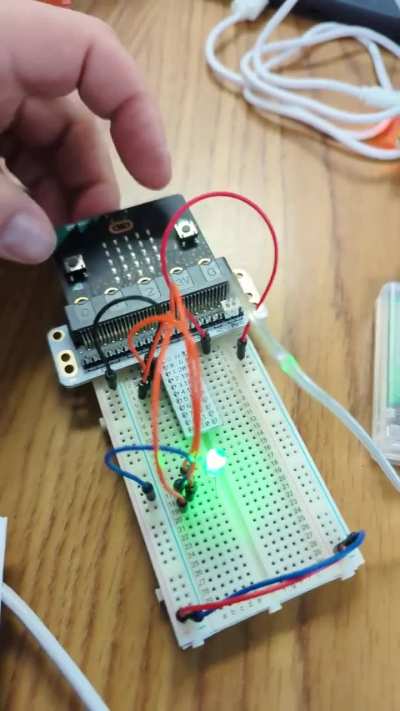 The first micro:bit project with the ELECFREAKS BBC micro:bit Starter Kit &ndash; RGB LED color mixing works perfectly! 🎨✨