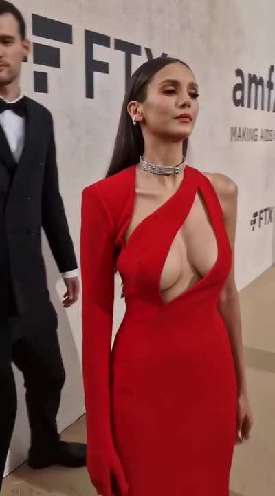 Nina Dobrev