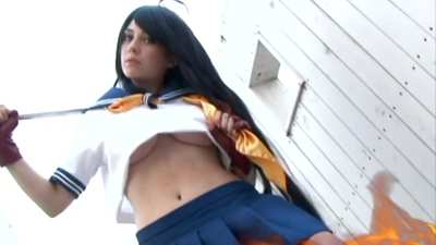 Hannah showing some underboob