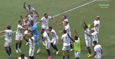 Os caras fazendo palma Viking e os Atleticano coringando KKKKKKKK