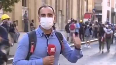 TRT Sunucusu Lübnandaki Son Durumları Anlatırken Yoldan Geçen Bir Kişi Onu Yanağından Öptü