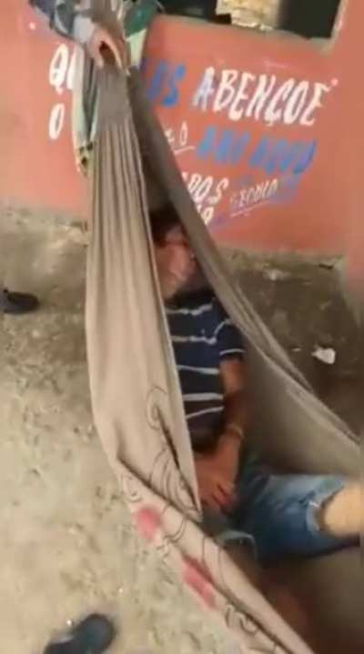O tapa foi t&atilde;o forte que eu acho que arrancou a cabe&ccedil;a do maluco 😂