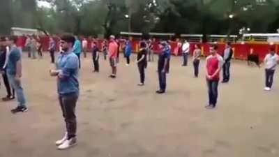 Учитель из Мексики показывает, что бык в районе, полном людей, ни на кого не нападет, если ему ничего не угрожает.