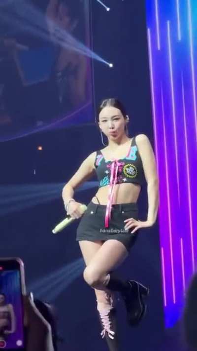 What a goddess, Nayeonie&acirc;s body is a work of Art